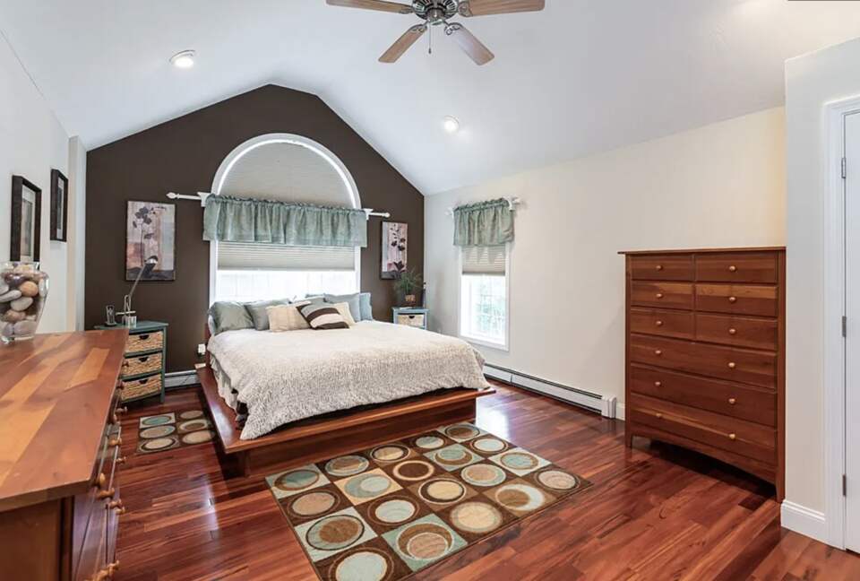 Stylish Family Home near Manchester with Bar & Jacuzzi - Hooksett, New Hampshire