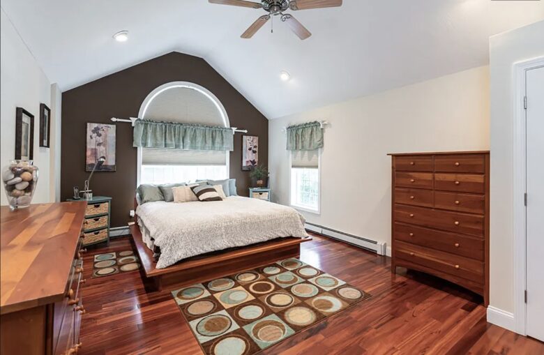 Stylish Family Home near Manchester with Bar & Jacuzzi - Hooksett, New Hampshire