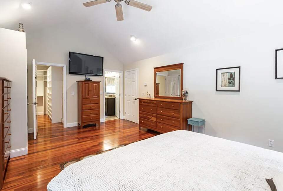 Stylish Family Home near Manchester with Bar & Jacuzzi - Hooksett, New Hampshire