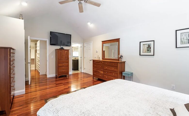 Stylish Family Home near Manchester with Bar & Jacuzzi - Hooksett, New Hampshire