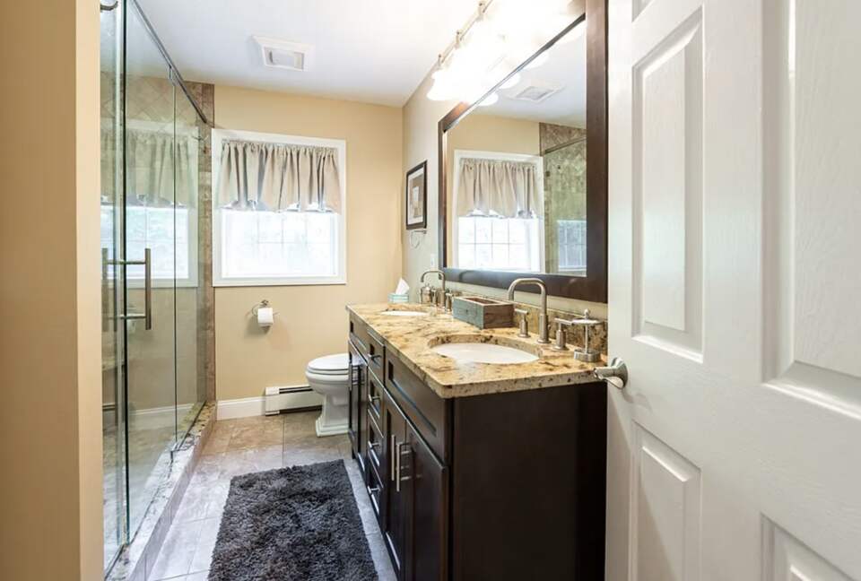 Stylish Family Home near Manchester with Bar & Jacuzzi - Hooksett, New Hampshire