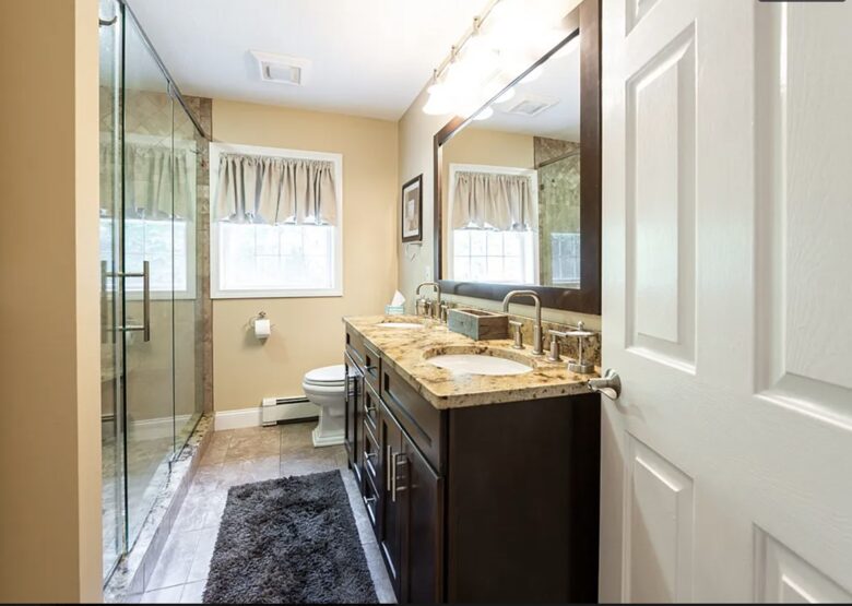 Stylish Family Home near Manchester with Bar & Jacuzzi - Hooksett, New Hampshire