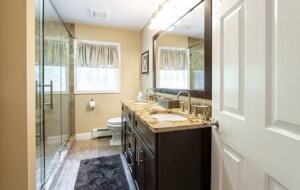 Stylish Family Home near Manchester with Bar & Jacuzzi - Hooksett, New Hampshire