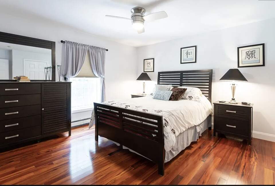 Stylish Family Home near Manchester with Bar & Jacuzzi - Hooksett, New Hampshire