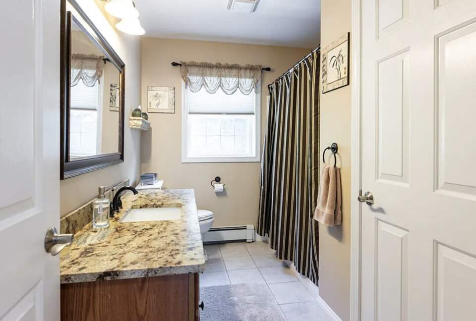 Stylish Family Home near Manchester with Bar & Jacuzzi - Hooksett, New Hampshire