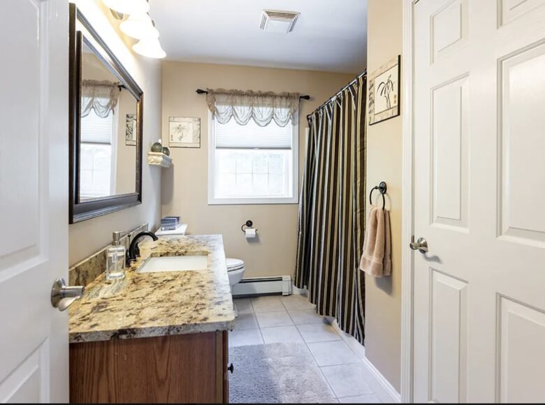 Stylish Family Home near Manchester with Bar & Jacuzzi - Hooksett, New Hampshire