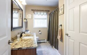 Stylish Family Home near Manchester with Bar & Jacuzzi - Hooksett, New Hampshire