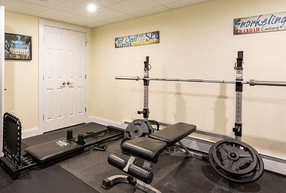 Stylish Family Home near Manchester with Bar & Jacuzzi - Hooksett, New Hampshire