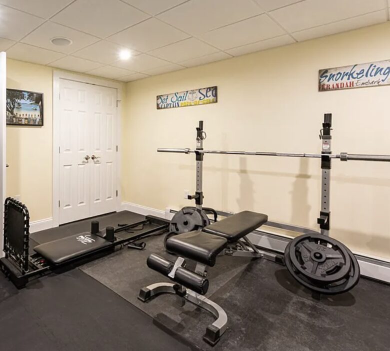 Stylish Family Home near Manchester with Bar & Jacuzzi - Hooksett, New Hampshire