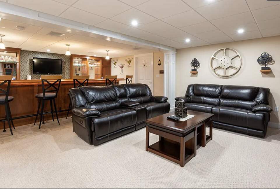 Stylish Family Home near Manchester with Bar & Jacuzzi - Hooksett, New Hampshire