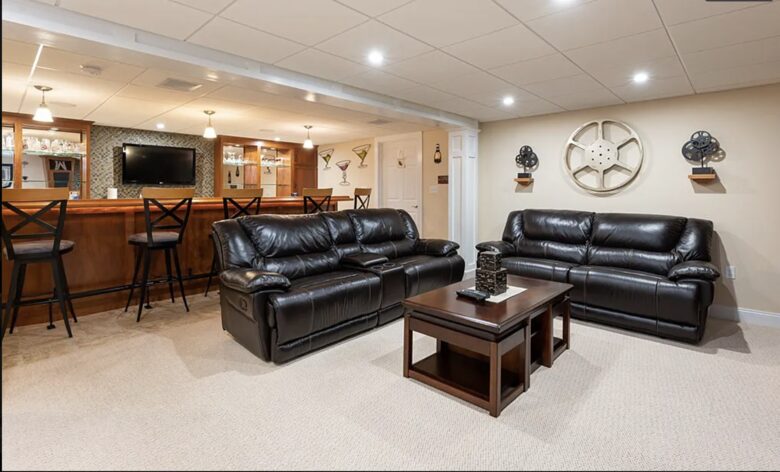 Stylish Family Home near Manchester with Bar & Jacuzzi - Hooksett, New Hampshire