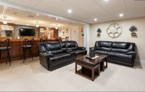 Stylish Family Home near Manchester with Bar & Jacuzzi - Hooksett, New Hampshire