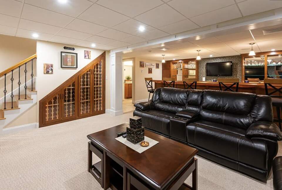 Stylish Family Home near Manchester with Bar & Jacuzzi - Hooksett, New Hampshire