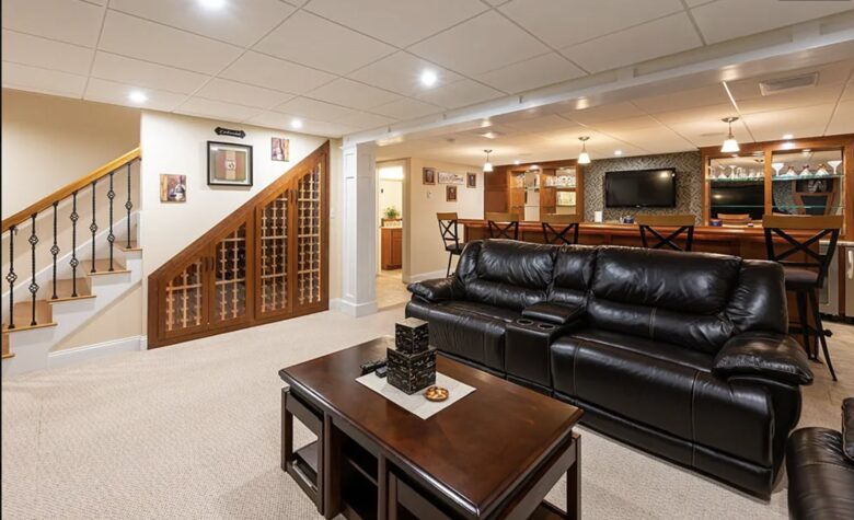 Stylish Family Home near Manchester with Bar & Jacuzzi - Hooksett, New Hampshire