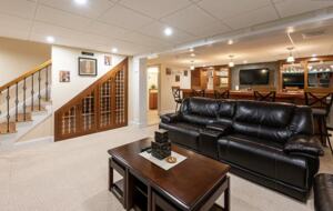 Stylish Family Home near Manchester with Bar & Jacuzzi - Hooksett, New Hampshire