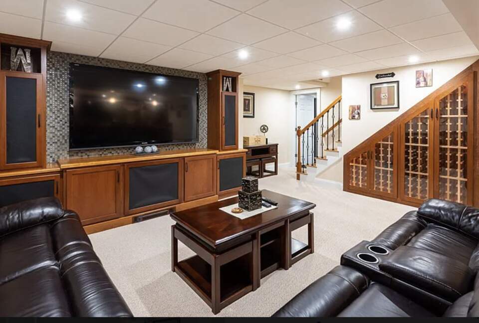 Stylish Family Home near Manchester with Bar & Jacuzzi - Hooksett, New Hampshire