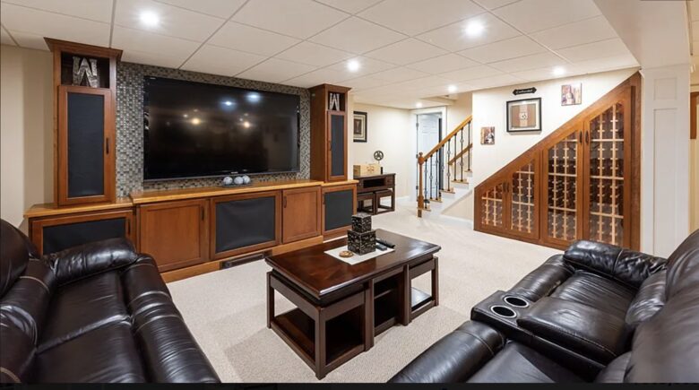 Stylish Family Home near Manchester with Bar & Jacuzzi - Hooksett, New Hampshire