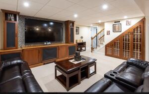 Stylish Family Home near Manchester with Bar & Jacuzzi - Hooksett, New Hampshire