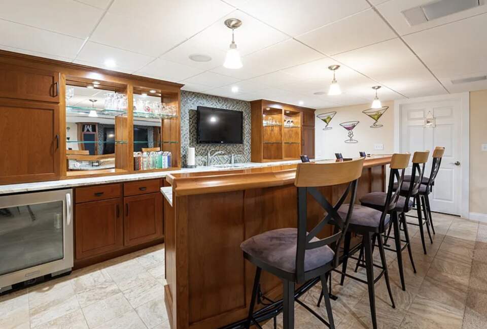 Stylish Family Home near Manchester with Bar & Jacuzzi - Hooksett, New Hampshire