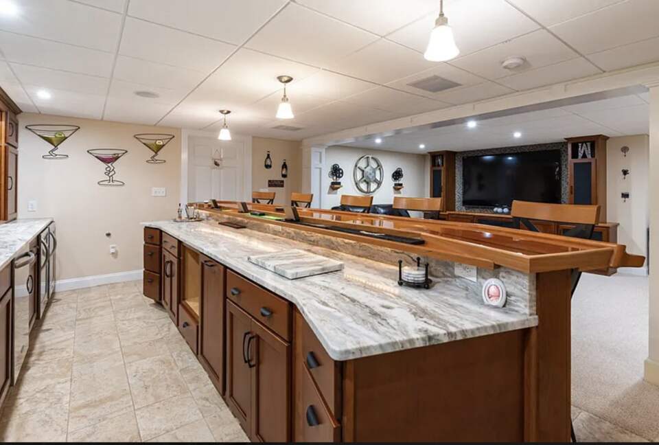 Stylish Family Home near Manchester with Bar & Jacuzzi - Hooksett, New Hampshire