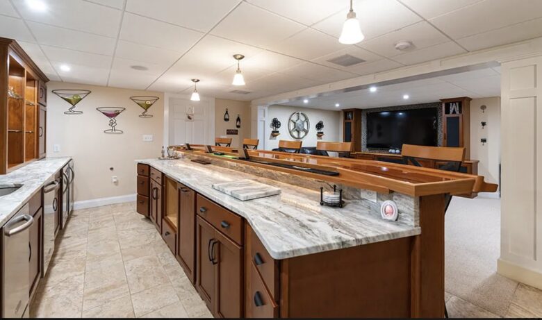 Stylish Family Home near Manchester with Bar & Jacuzzi - Hooksett, New Hampshire