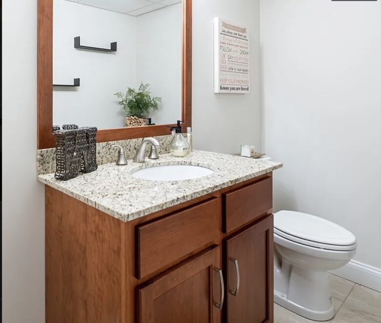 Stylish Family Home near Manchester with Bar & Jacuzzi - Hooksett, New Hampshire