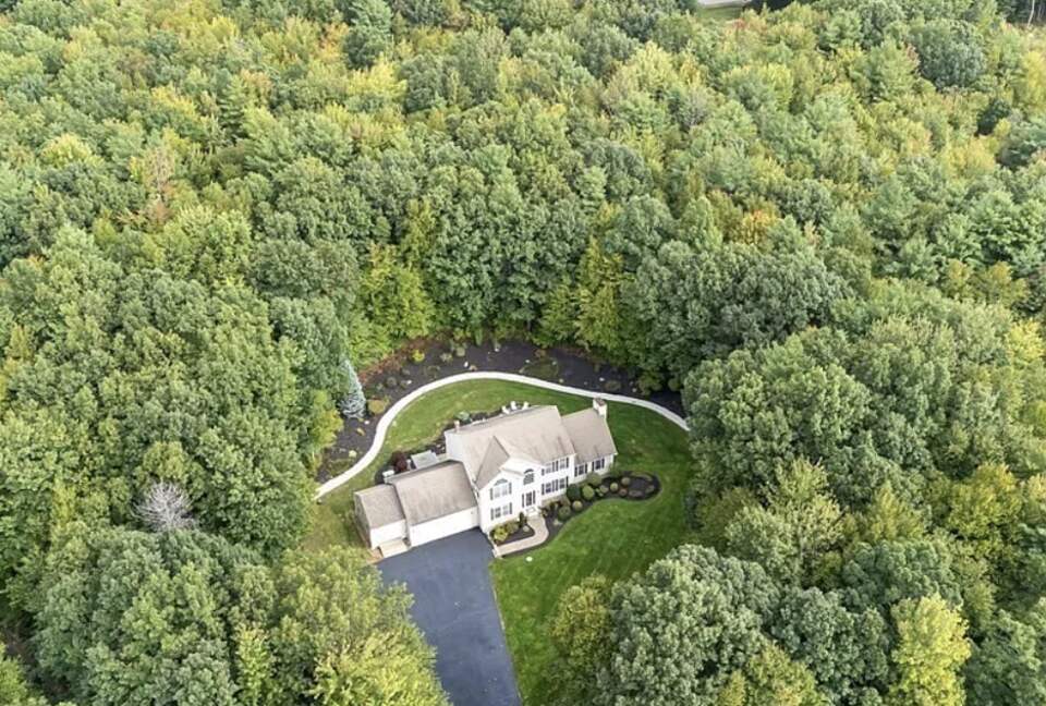 Stylish Family Home near Manchester with Bar & Jacuzzi - Hooksett, New Hampshire