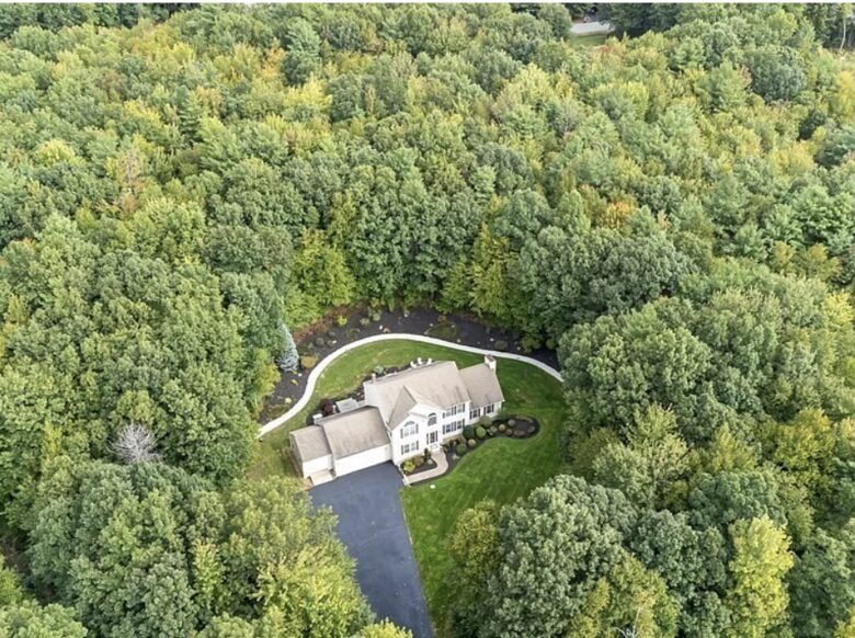 Stylish Family Home near Manchester with Bar & Jacuzzi - Hooksett, New Hampshire