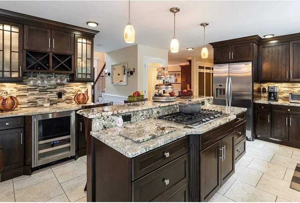 Stylish Family Home near Manchester with Bar & Jacuzzi - Hooksett, New Hampshire