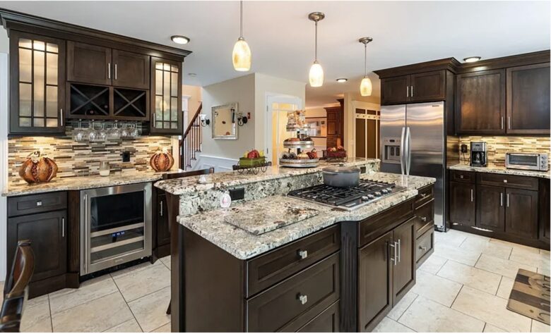 Stylish Family Home near Manchester with Bar & Jacuzzi - Hooksett, New Hampshire