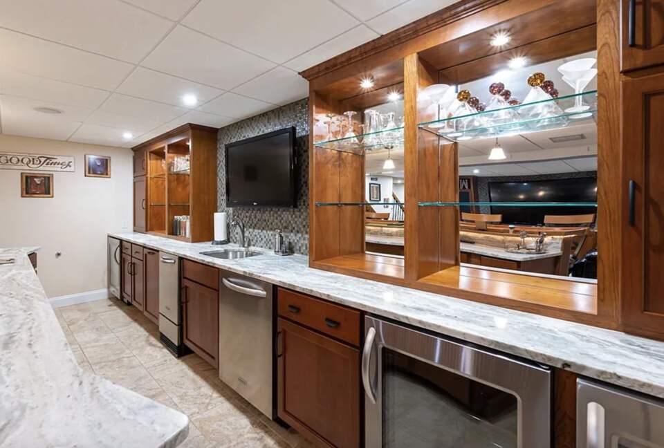 Stylish Family Home near Manchester with Bar & Jacuzzi - Hooksett, New Hampshire