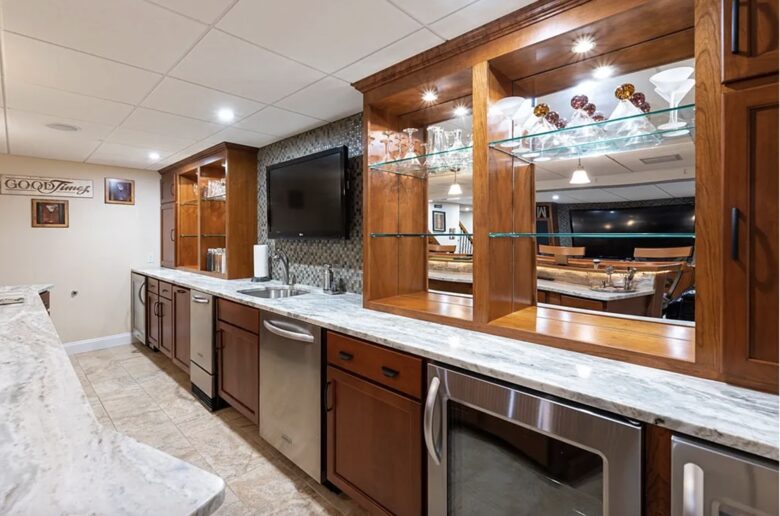 Stylish Family Home near Manchester with Bar & Jacuzzi - Hooksett, New Hampshire