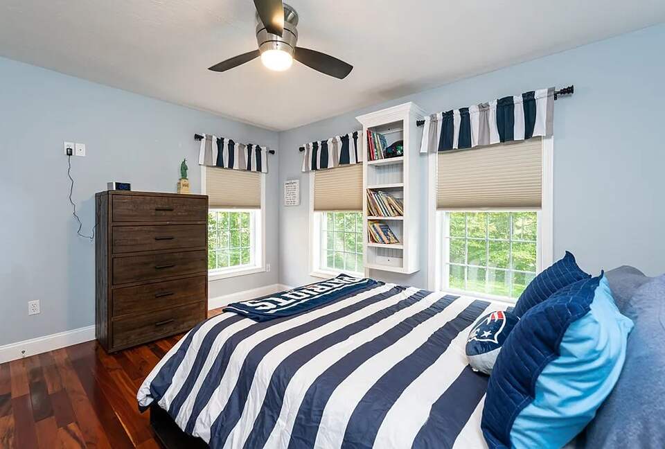 Stylish Family Home near Manchester with Bar & Jacuzzi - Hooksett, New Hampshire