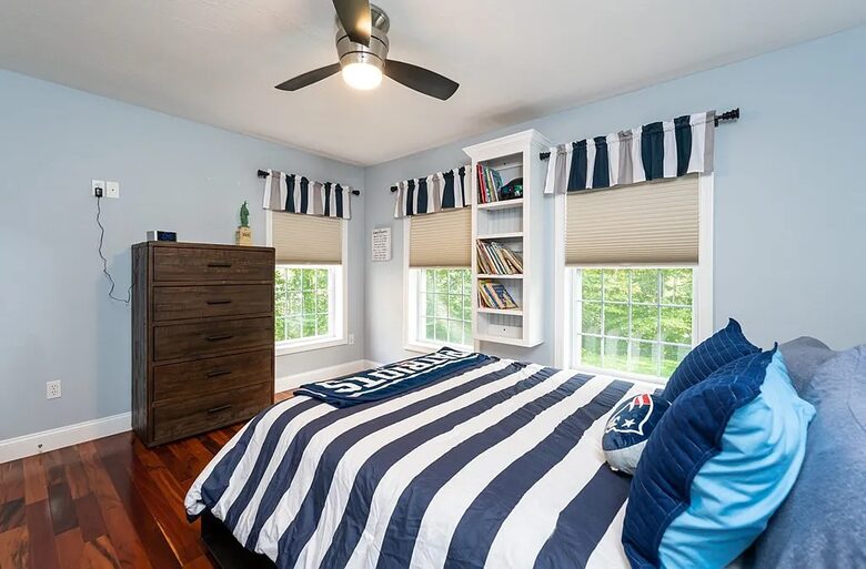 Stylish Family Home near Manchester with Bar & Jacuzzi - Hooksett, New Hampshire