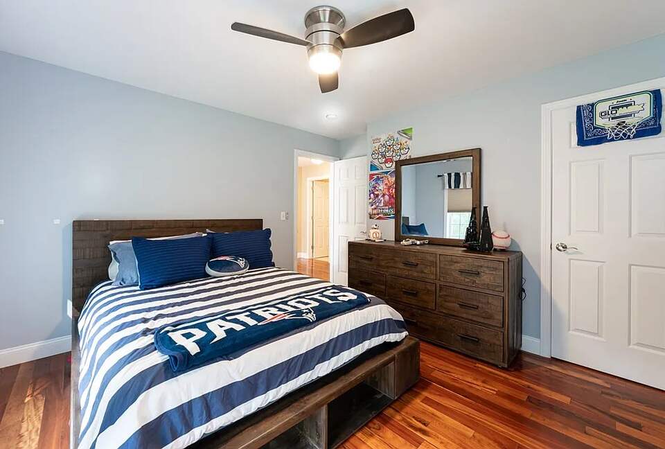 Stylish Family Home near Manchester with Bar & Jacuzzi - Hooksett, New Hampshire