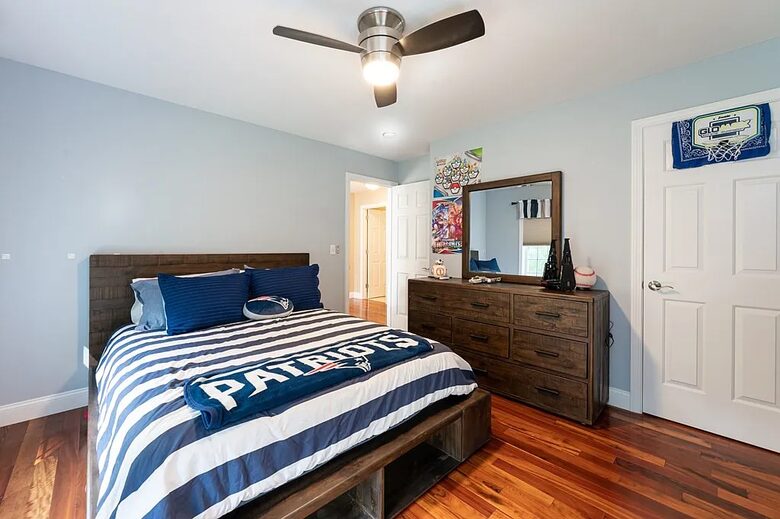 Stylish Family Home near Manchester with Bar & Jacuzzi - Hooksett, New Hampshire