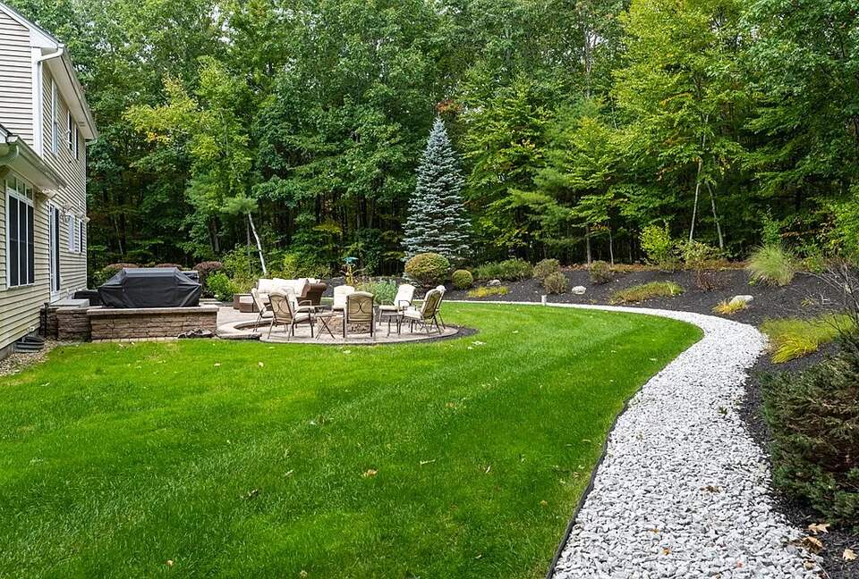 Stylish Family Home near Manchester with Bar & Jacuzzi - Hooksett, New Hampshire