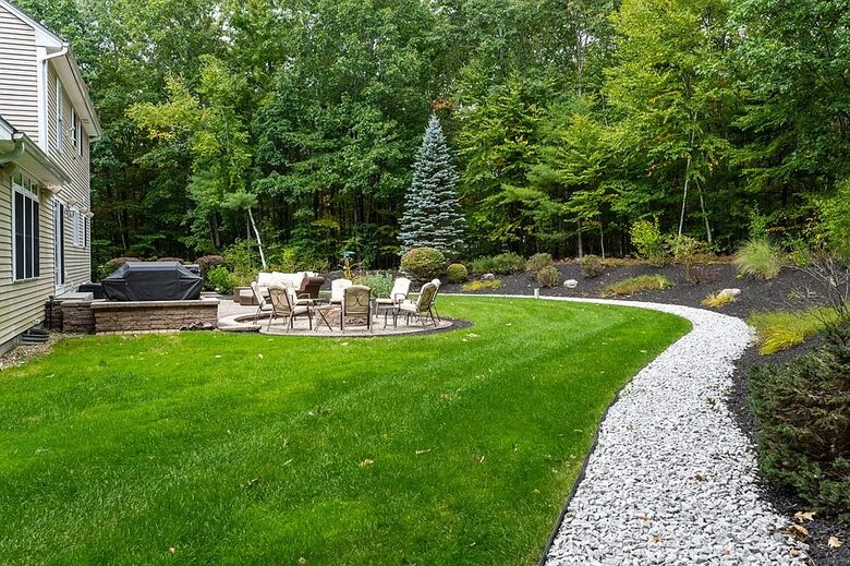 Stylish Family Home near Manchester with Bar & Jacuzzi - Hooksett, New Hampshire