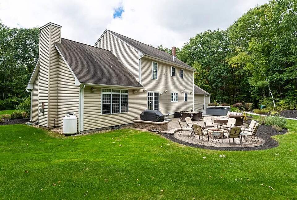 Stylish Family Home near Manchester with Bar & Jacuzzi - Hooksett, New Hampshire