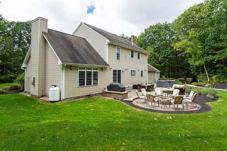 Stylish Family Home near Manchester with Bar & Jacuzzi - Hooksett, New Hampshire