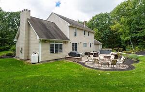 Stylish Family Home near Manchester with Bar & Jacuzzi - Hooksett, New Hampshire