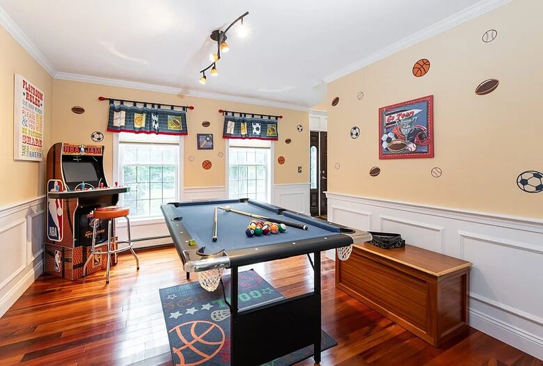 Stylish Family Home near Manchester with Bar & Jacuzzi - Hooksett, New Hampshire