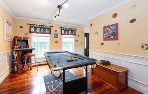 Stylish Family Home near Manchester with Bar & Jacuzzi - Hooksett, New Hampshire