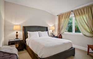 Designer Napa Retreat Overlooking Mt. George - Napa, California