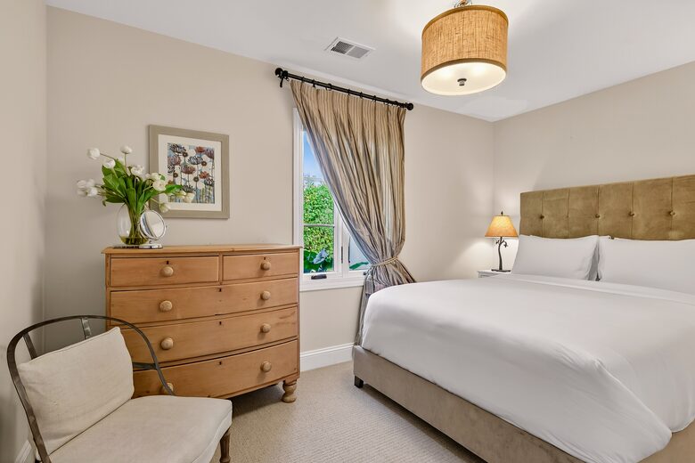 Designer Napa Retreat Overlooking Mt. George - Napa, California