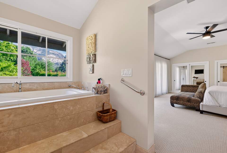 Designer Napa Retreat Overlooking Mt. George - Napa, California