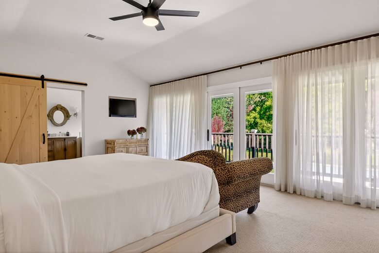 Designer Napa Retreat Overlooking Mt. George - Napa, California