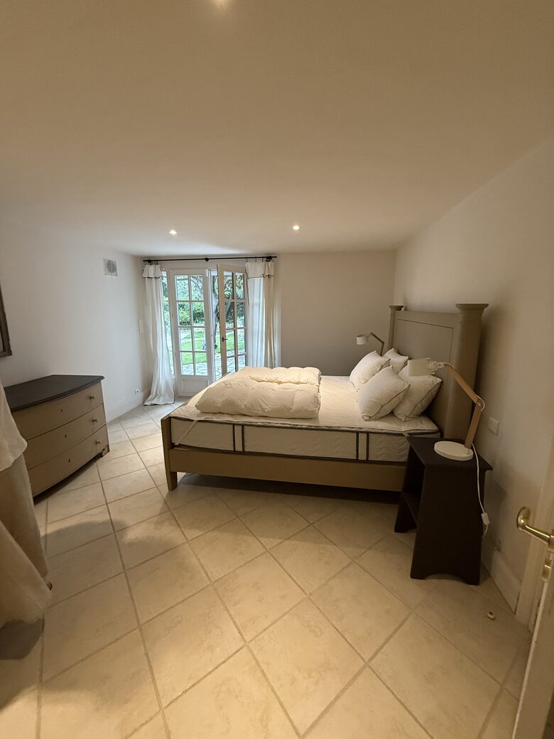 Elegant Mougins Haven Overlooking the Bay of Cannes - Mougins, France