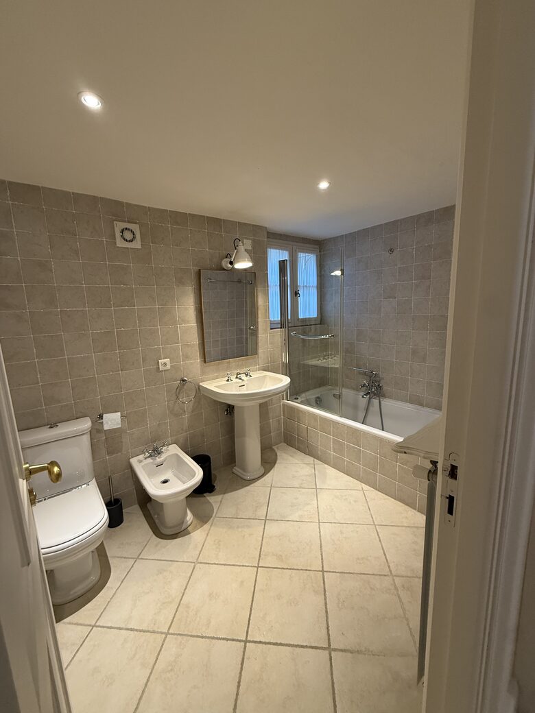 Elegant Mougins Haven Overlooking the Bay of Cannes - Mougins, France