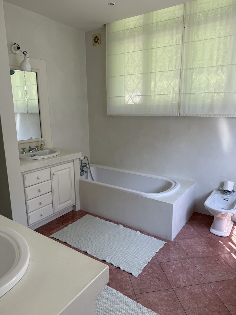 Elegant Mougins Haven Overlooking the Bay of Cannes - Mougins, France